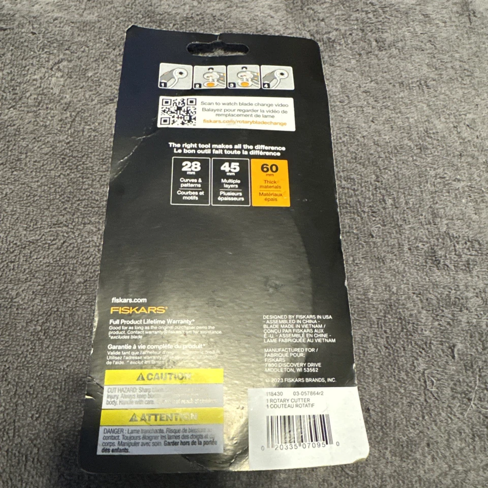 Вращающийся резак Fiskars 60 мм для ткани с эргономичной петлей захват и комфорт - Изображение 2 из 3