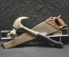 XI03108 VINTAGE 1981 CUT-OUT GAP TOOLS SAW, HAMMER, LEVEL MENS BELT BUCKLE
