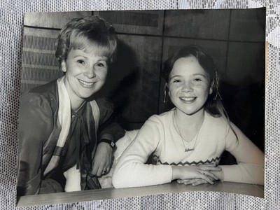 Original Pressefoto Aileen Quinn Annie 1982 mit Mutter Helen s/w 21,5x16,5 cm