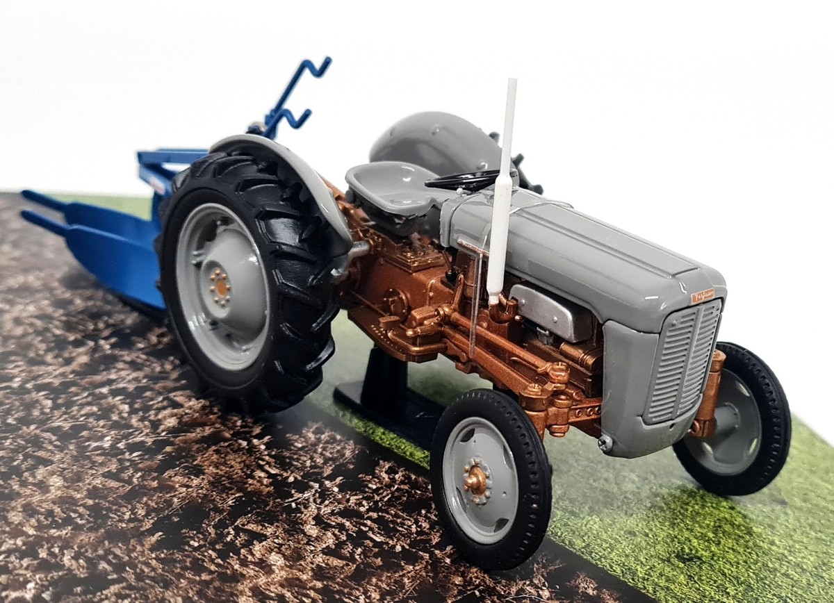 ユニバーサルホビー　FERGUSON　FF 30 DS　１：３２ MASSEY FERGUSON 390 4WD - UNIVERSAL HOBBIES