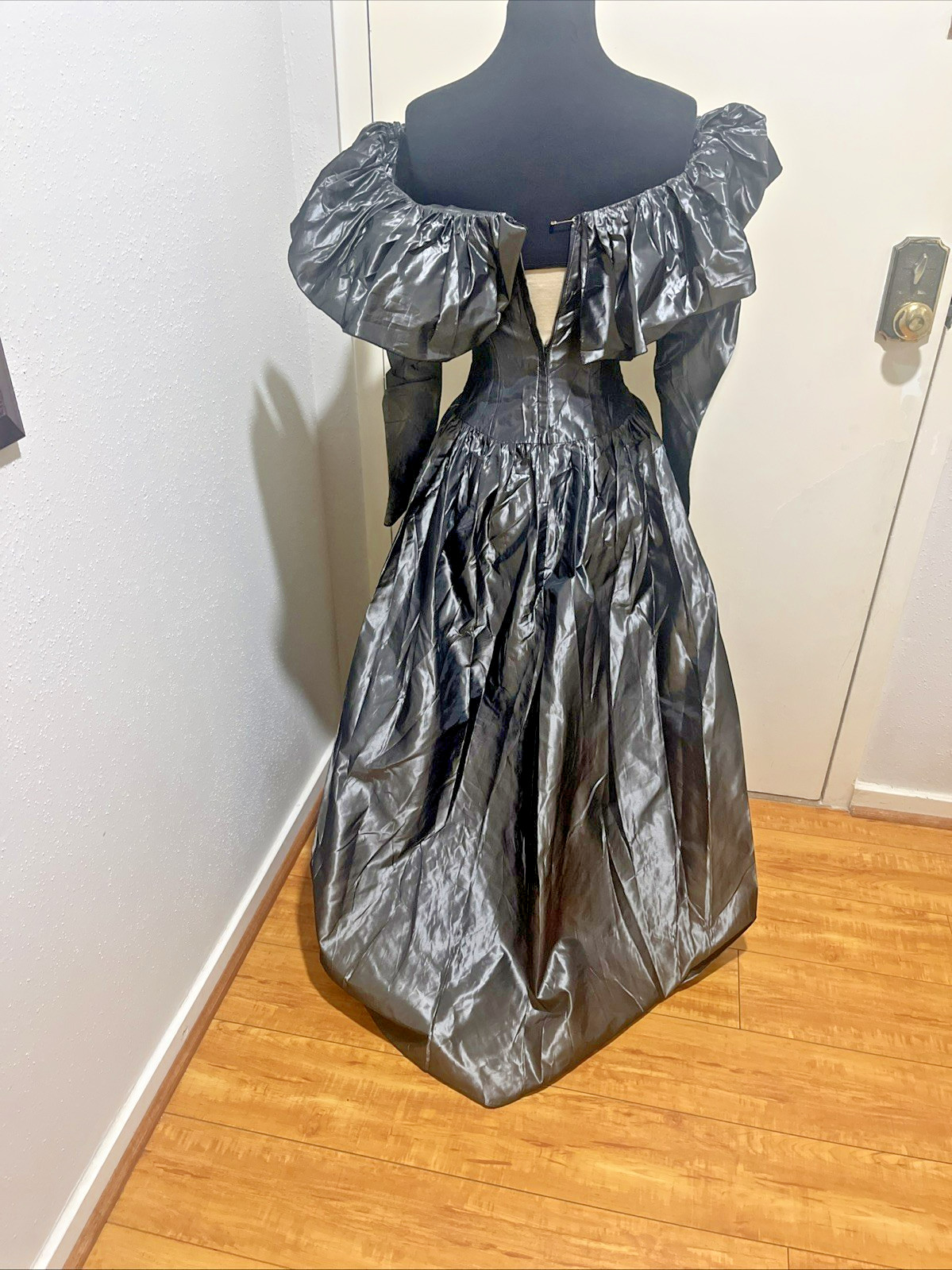 simple garbage bag dress designs Vintage 1980s House of Bianchi size… SIZES: 2XL Vera Wang Lavender Label Size:08.5 Diy garbage