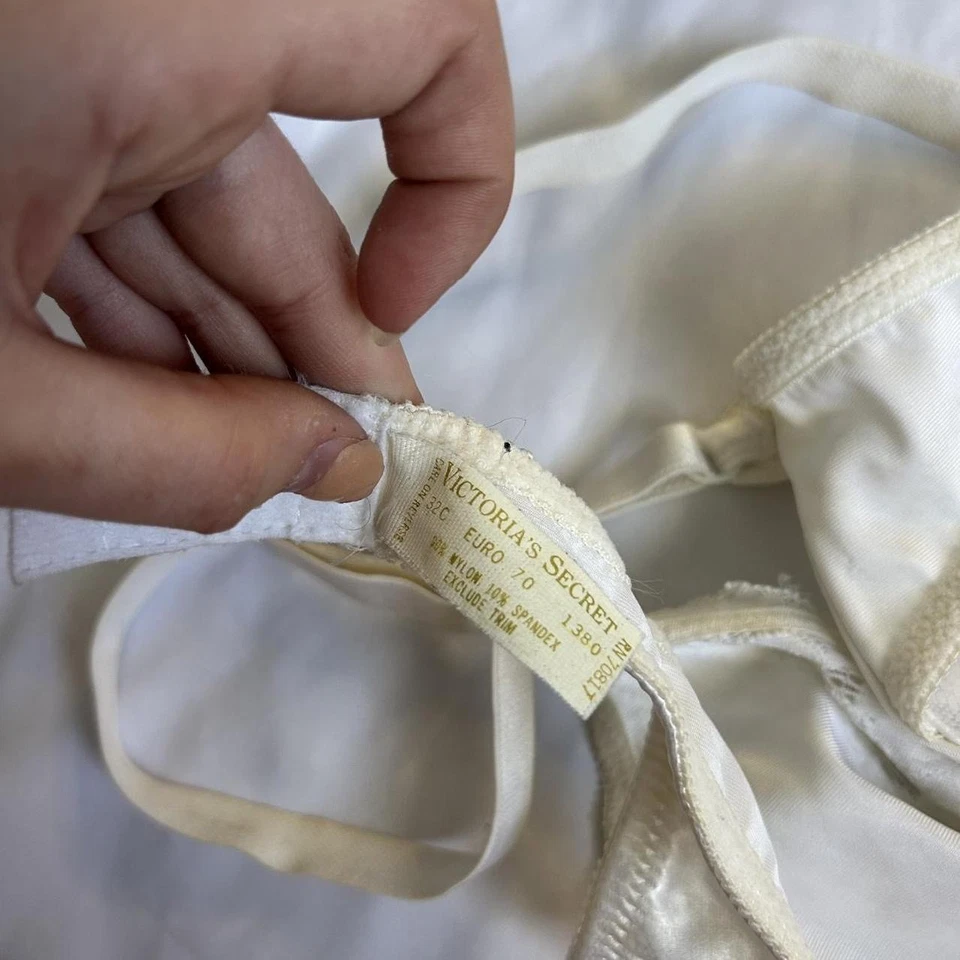 Sujetador de encaje blanco Victoria’s Secret etiqueta dorada vintage hecho en EE. UU. talla 32C Foto 3 de 4