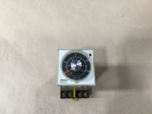 Omron Temperature Controller E5C2-R 20G 100/110V 50/60Hz With Socket #1009b11