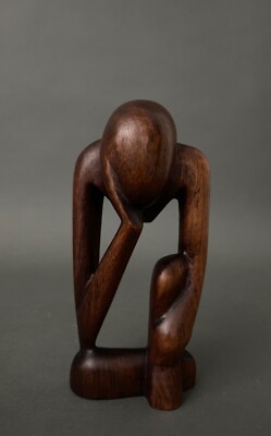 Sculpture Le Penseur En Bois – Statuette Artisanale – État D'occasion