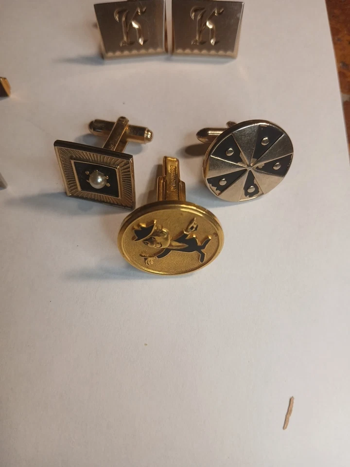 Lote de 29 abotoaduras e clipes de gravata. 4 conjuntos de punhos/clipes de gravata. 8 clipes de gravata, 3 solitários - Imagem 4 de 4