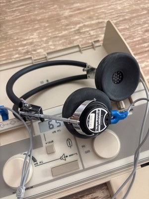 GSI 17 Audiometer with headphones and power cord