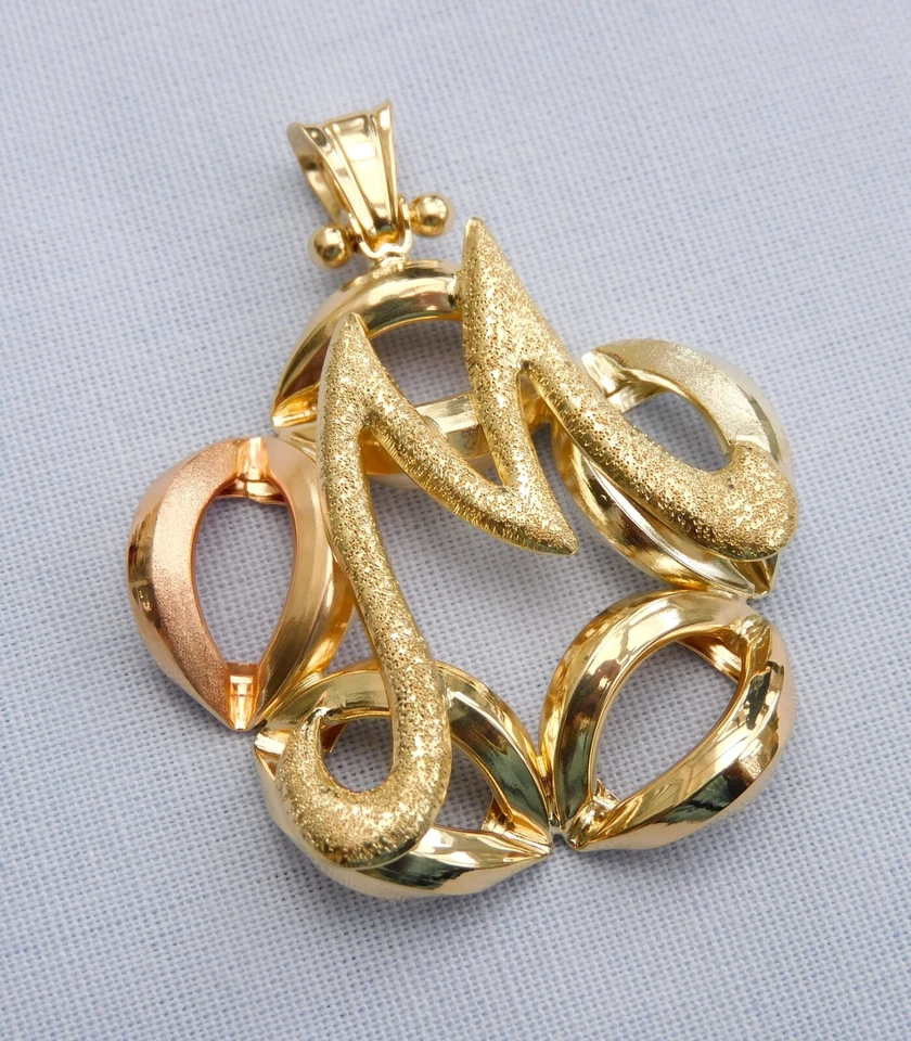 LARGE QVC IL RE 9CT THREE COLOUR GOLD CAPITAL LETTER M OPENWORK PENDANT - 3.8g - Image 4 of 4