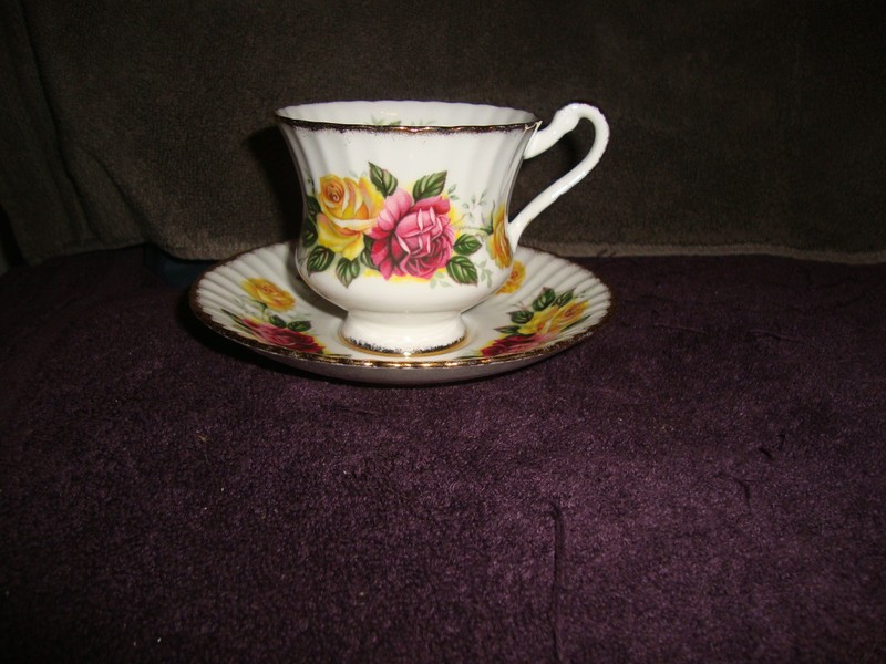 PARAGON By Appointment To Her Majesty The Queen Bone China Tea Cup/Saucer F54F