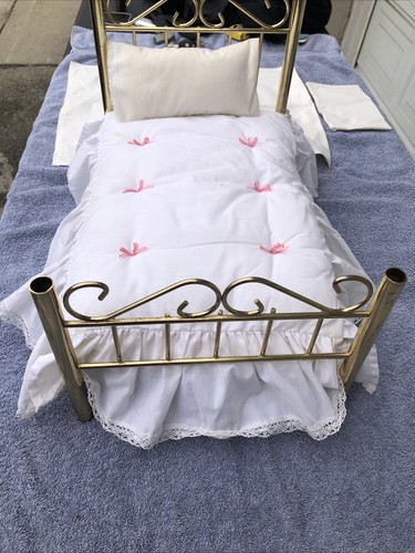 Cama y colcha American Girl Samantha de latón, colchón, almohada - vintage y retirada - Imagen 6 de 10