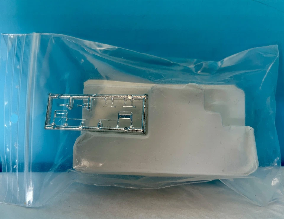 Kenworth 1/87 Scale White White Simi Tractor w/Accessories - Image 3 of 3