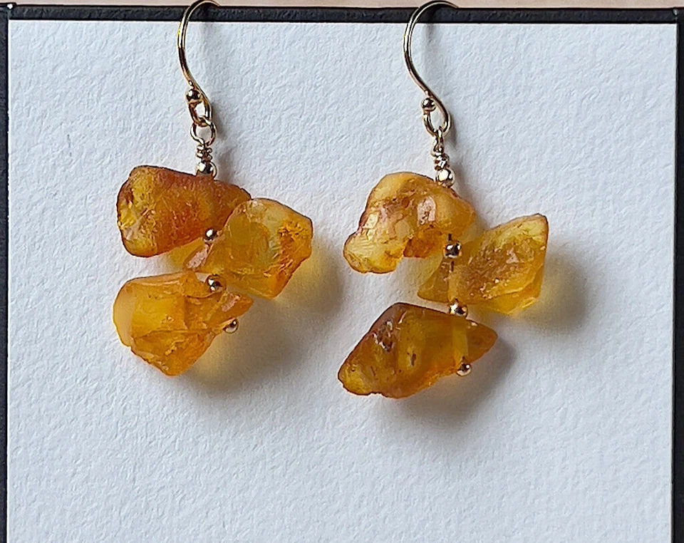 Brincos de âmbar bruto do Báltico: feitos à mão, fio de orelha folheado a ouro 18K, estilo ecológico - Imagem 2 de 4