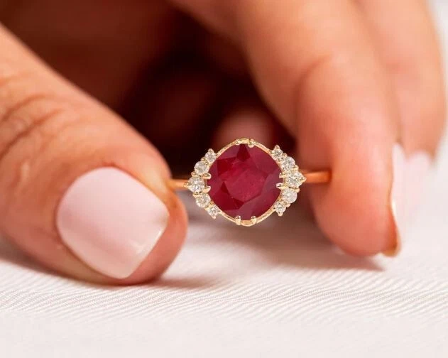 Anillo de compromiso de plata 925 con corte cojín de rubí, anillo de diamantes en racimo, rubí genuino Foto 2 de 4