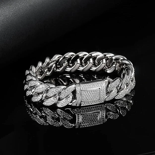 Brazalete de cadena cubana de diamantes simulados de corte redondo chapado en oro blanco de 14K Foto 3 de 4