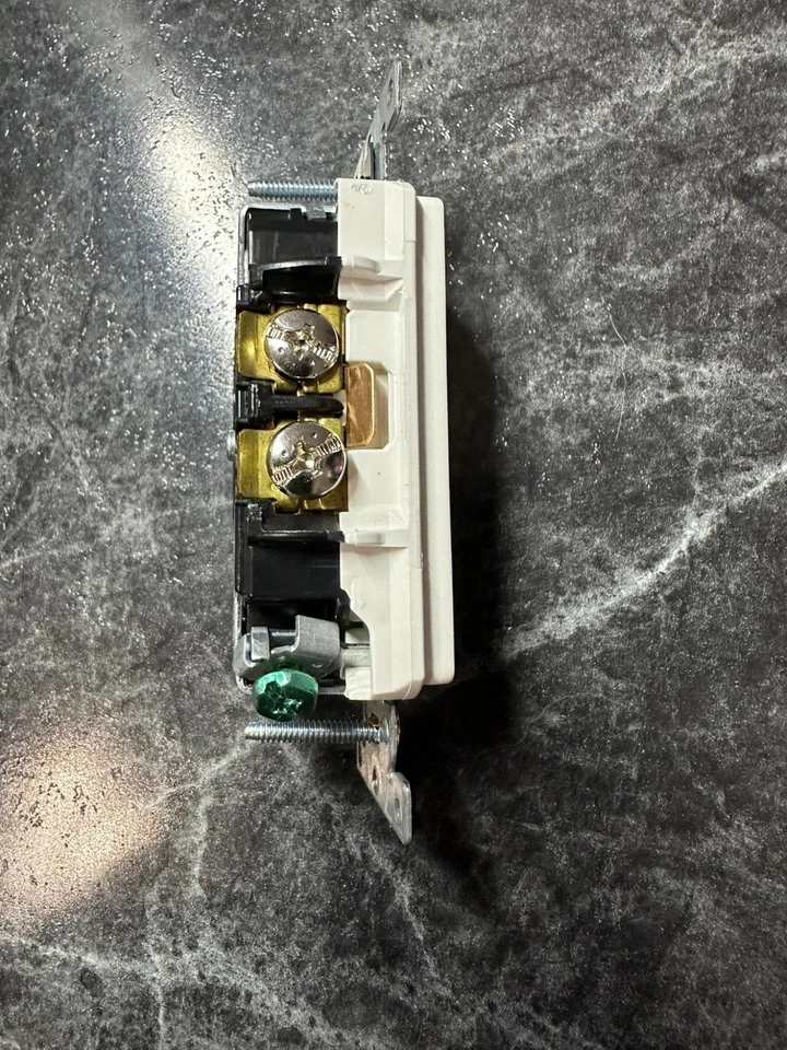 Leviton Plug Control - Pestaña Dividida - Blanco - 20A-125V - Lote Foto 2 de 4