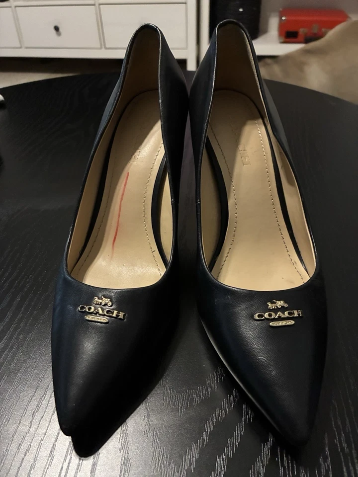 Sapatos de Salto COACH Alyce Couro Preto Sapatos Femininos 9B Logotipo Cavalo e Carruagem - Imagem 4 de 4