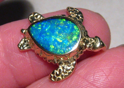 3 ct. grüne Meeresschildkröte Opal Anhänger, massiv 14 k Gelbgold, Helligkeit 5+