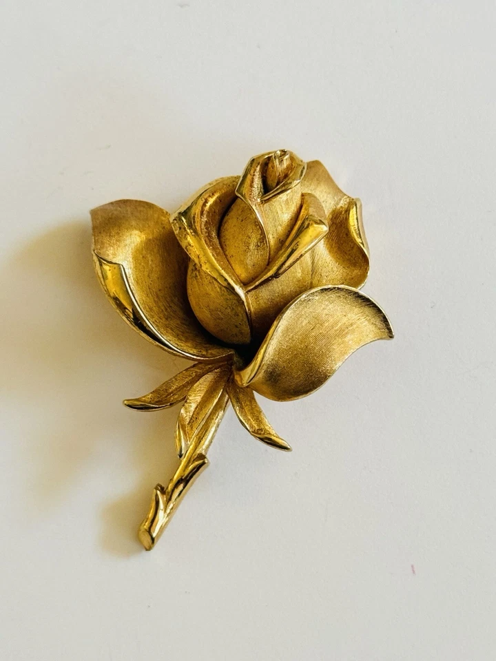 Винтажная брошь на булавке с розой Crown Trifari матовый золотистый редкий тернистый цветущий цветок - Изображение 4 из 4