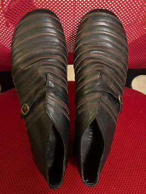 Hispanitas Women's Black with horizontal brown strips walking