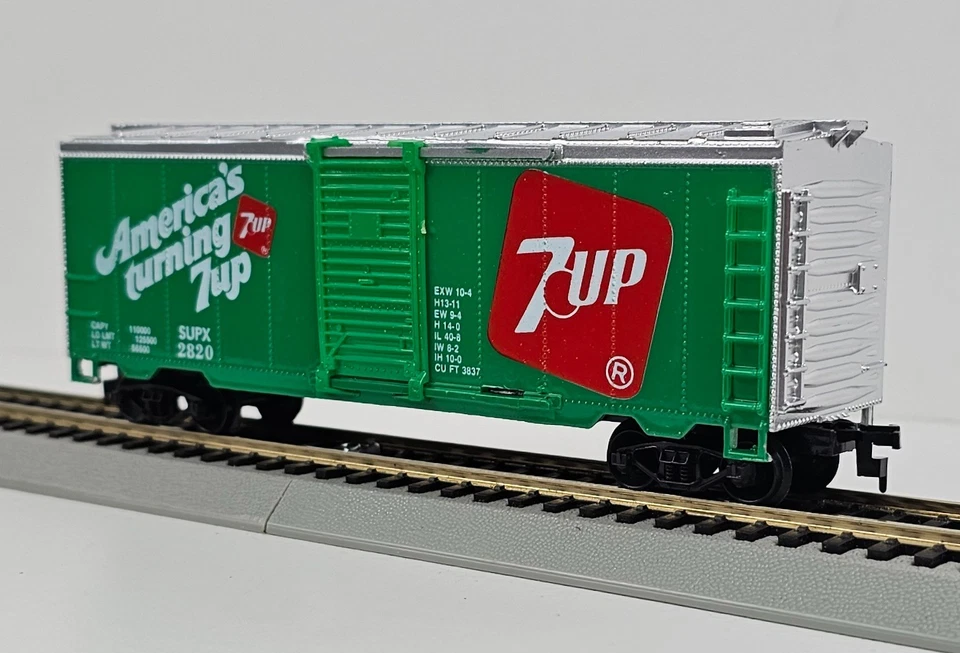 HO Life-Like 8479 7-Up Soda billboard 40' Boxcar NOS New - Image 4 of 4