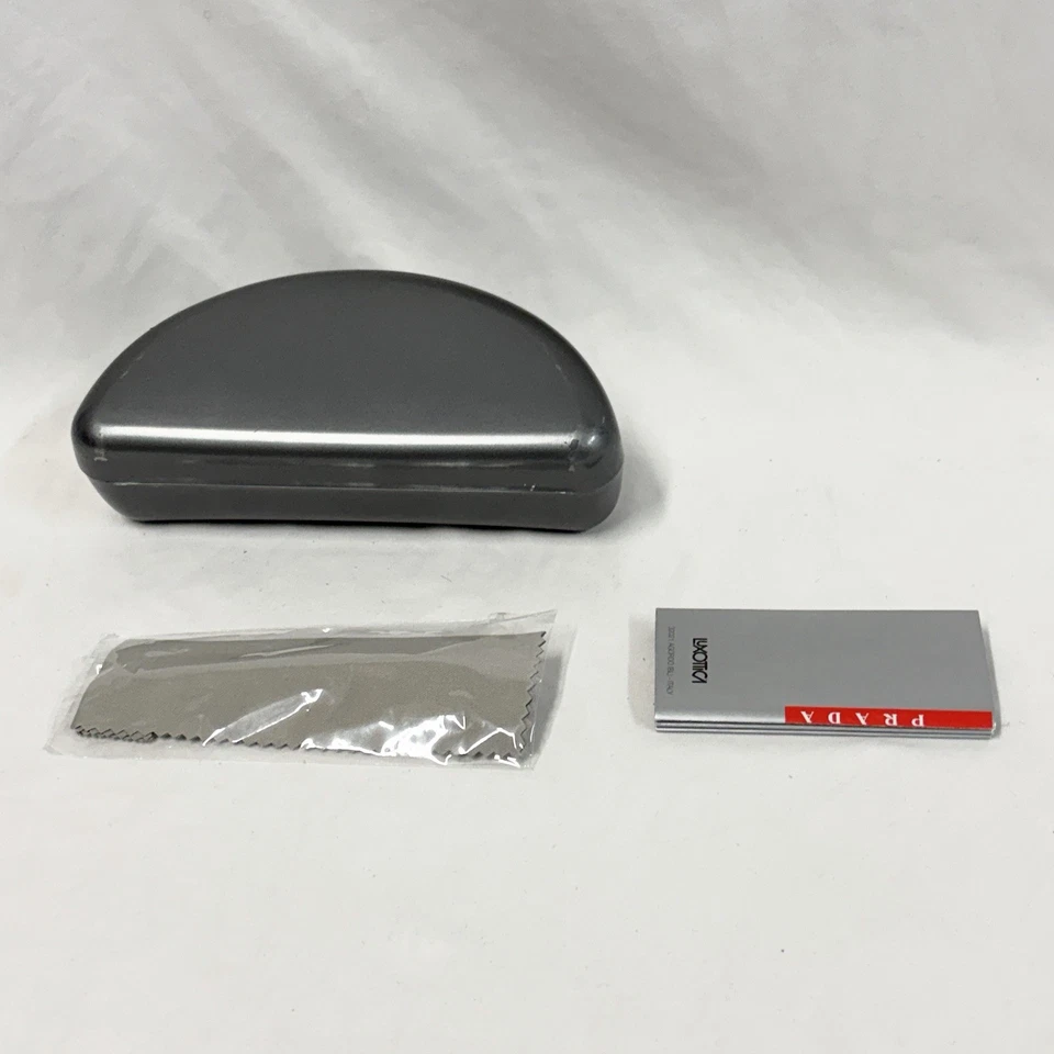 Estuche rígido gris Prada Linea Rossa Foto 2 de 4