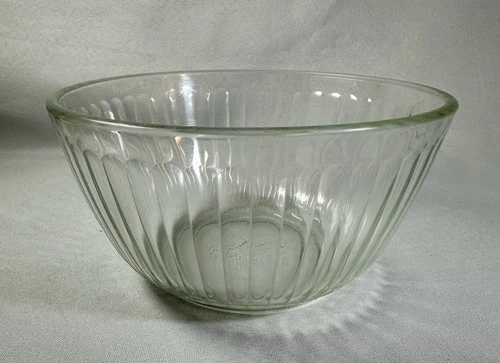 Pyrex 6 Cup Glass Ribbed Bowl Clear 7402 - S - 7 in