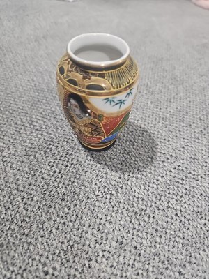 Antike kleine chinesische Porzellanvase mit Goldrand, handbemalt