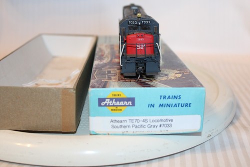Locomotora diésel escala HO Athearn, TE70-4S, Southern Pacific, gris #7033 | Zustand: Used