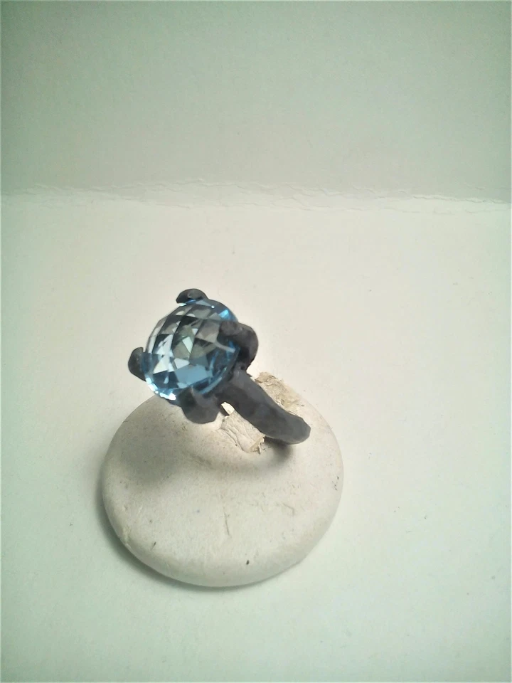 ANELLO TOPAZIO AZZURRO TONDO TAGLIO BRIOLETTE IN ARGENTO BRUNITO 925 - Immagine 3 di 4