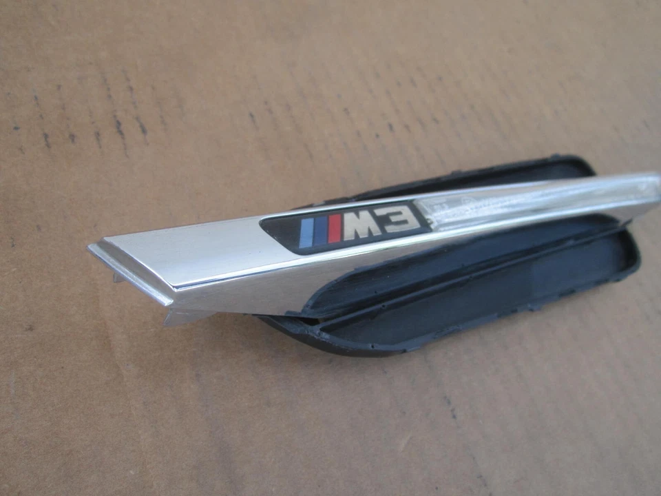 Os305203 BMW M3 2008 2009 2010 2011 GUARDABARROS DELANTERO DERECHO MOLDURA FABRICANTE DE EQUIPOS ORIGINALES Foto 2 de 4