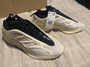 yeezy 700 size 10.5