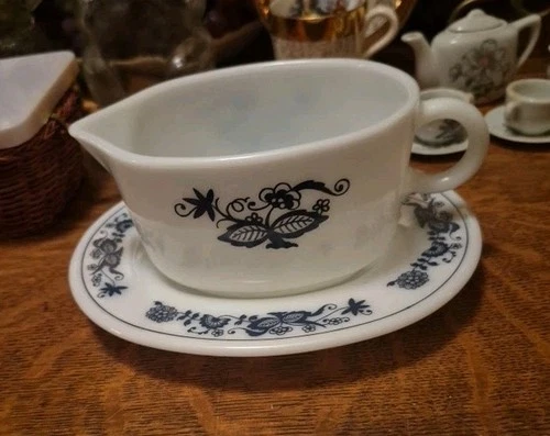Vintage Pyrex /Corning Old Town Blue Onion Gravy Boat & Under Plate