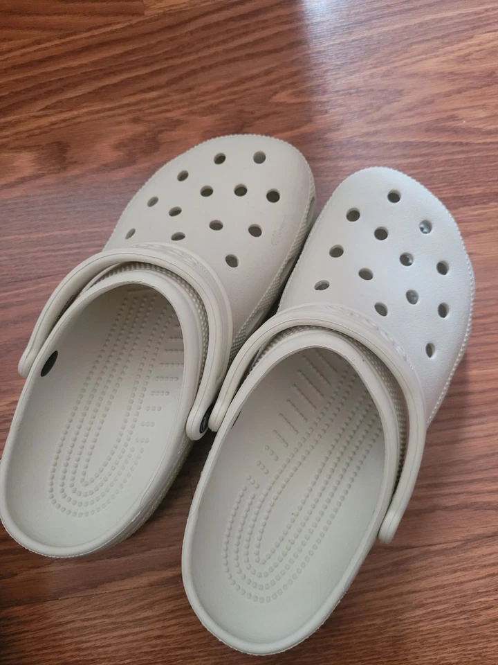 Zapatos Crocs Off White clásicos de espuma sin cordones para mujer’s 9 para hombre’s 7 cómodos Foto 2 de 4