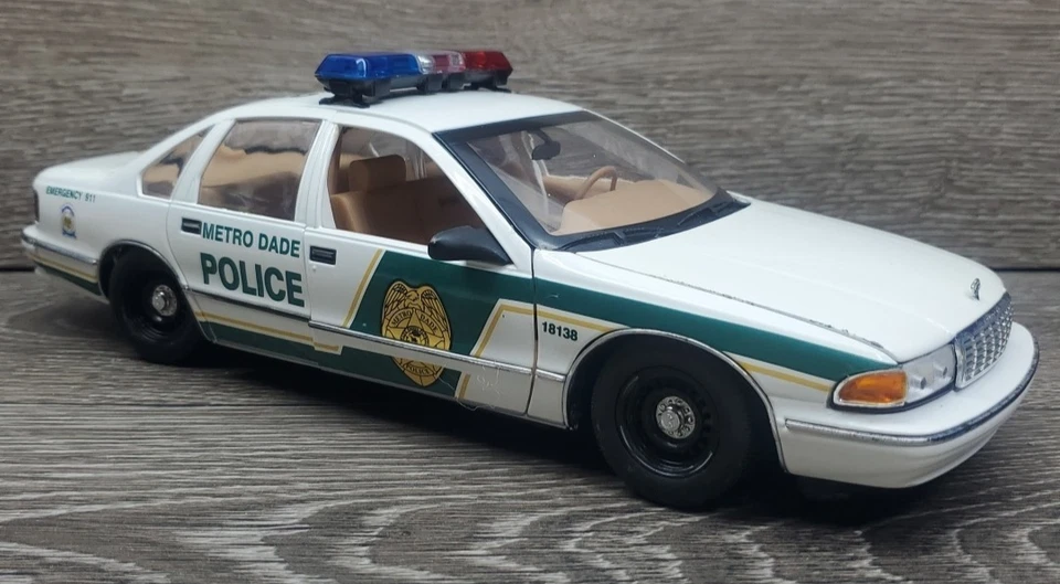 UT Models 1996 Chevrolet Caprice Metro Dade Florida Police 1/18 Diecast Car - Image 3 of 4