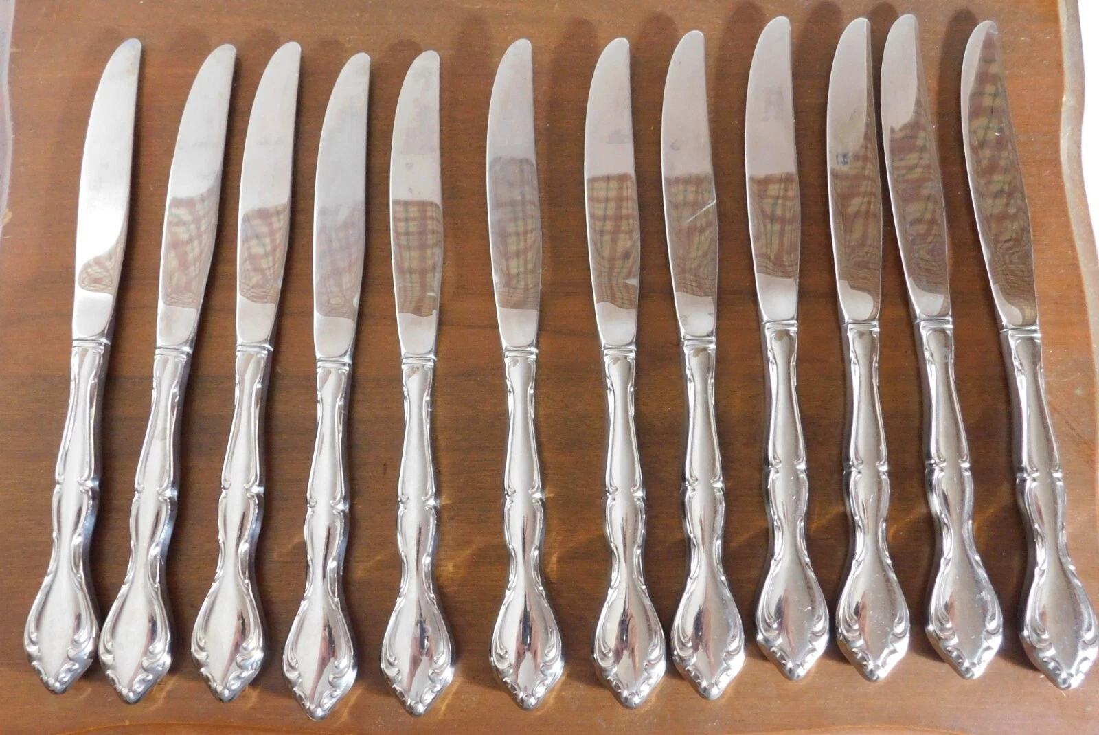 Contata Community Oneida Stainless Flatware Serrate Knife 9"- Lot of 12