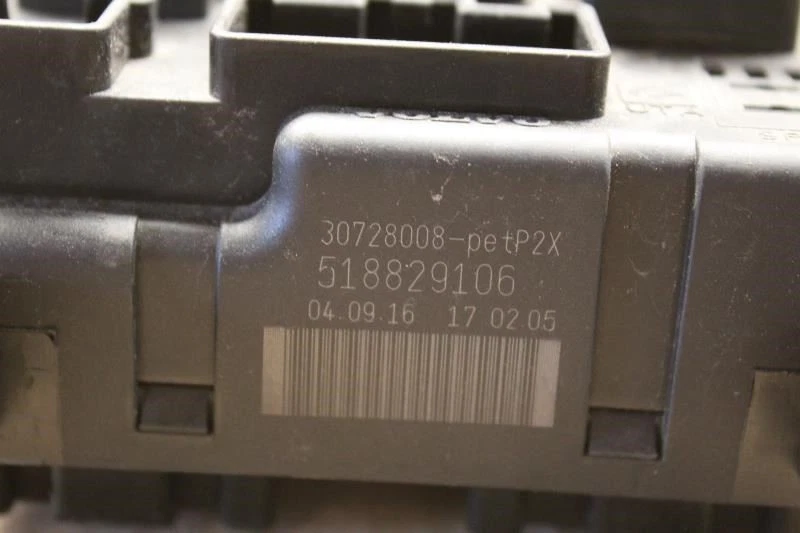 Volvo XC90 2005 caja de relé de fusibles de motor 30728008 Foto 3 de 4