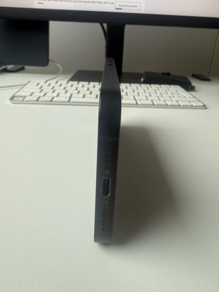 Apple iPhone 16e · 256GB, photo 4 of 5