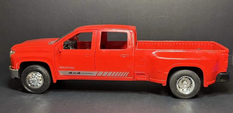 1/20 Scale 2020 Chevy Silverado 3500HD Plastic Dually Pickup Truck (13") New-Ray - Image 4 of 4