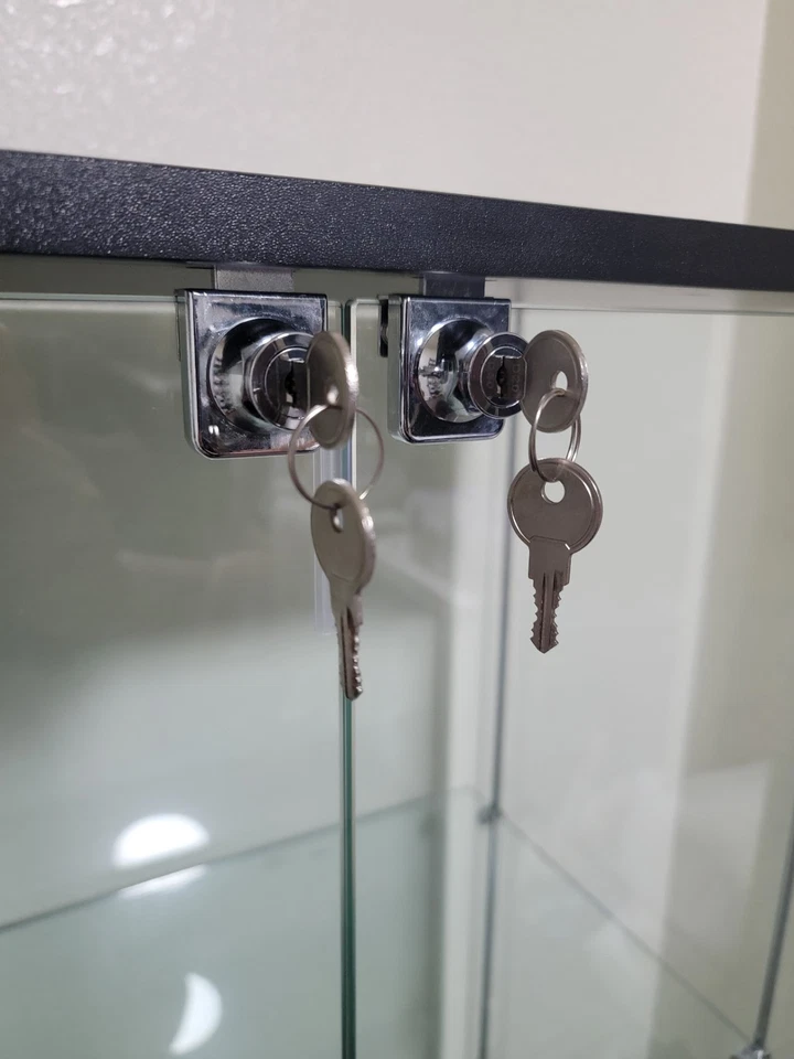 Vitrina de cristal al por menor con estantes ajustables y puertas bloqueables Foto 3 de 4