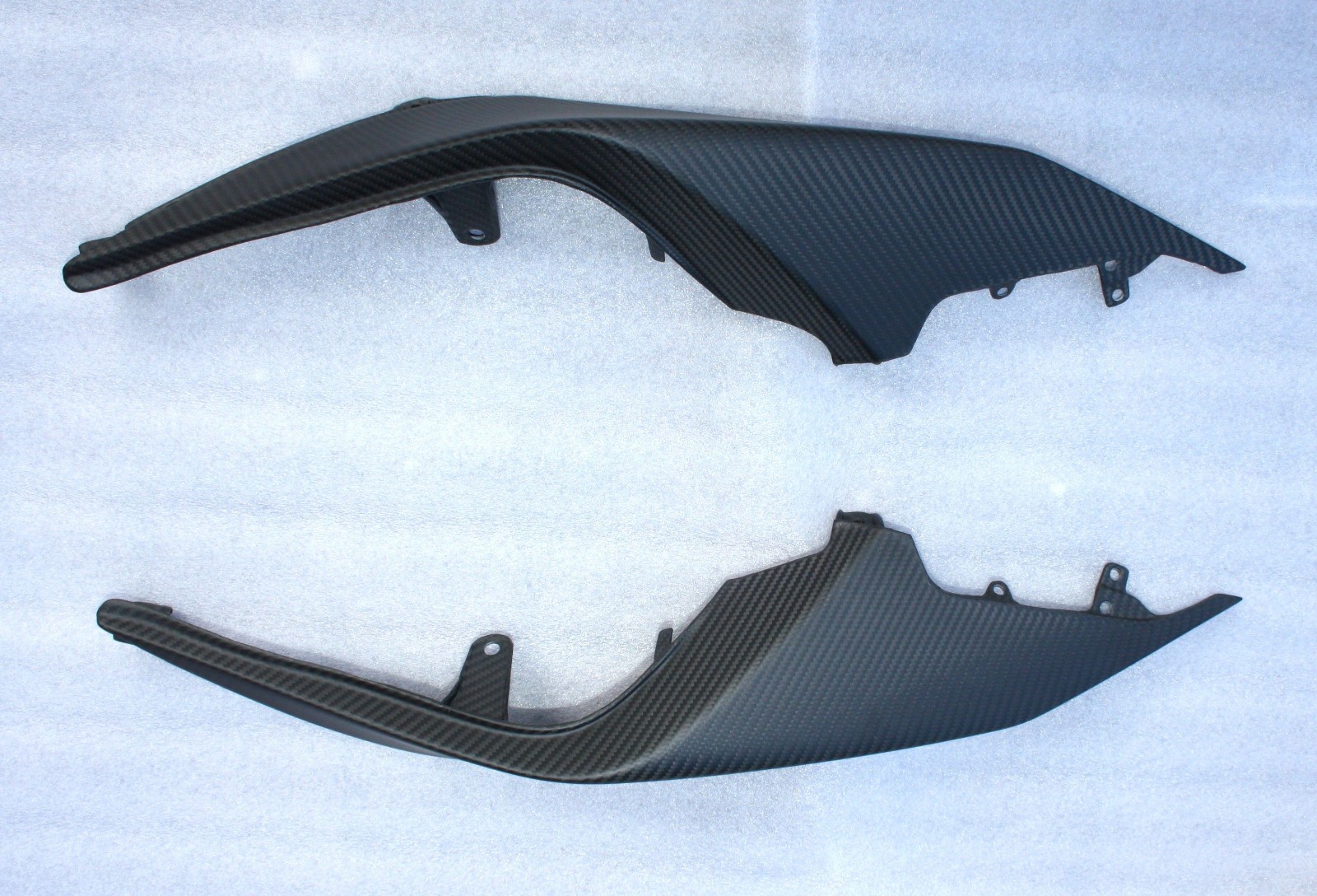 Carenage flancs de coque arriere Aprilia RSV4 1100 carbone mat tisse haute densite