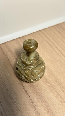 Miniatur 6 1/2 cm grüner geschnitzter Stein Parfüm Flakon mit Stopfen - Eau De Par