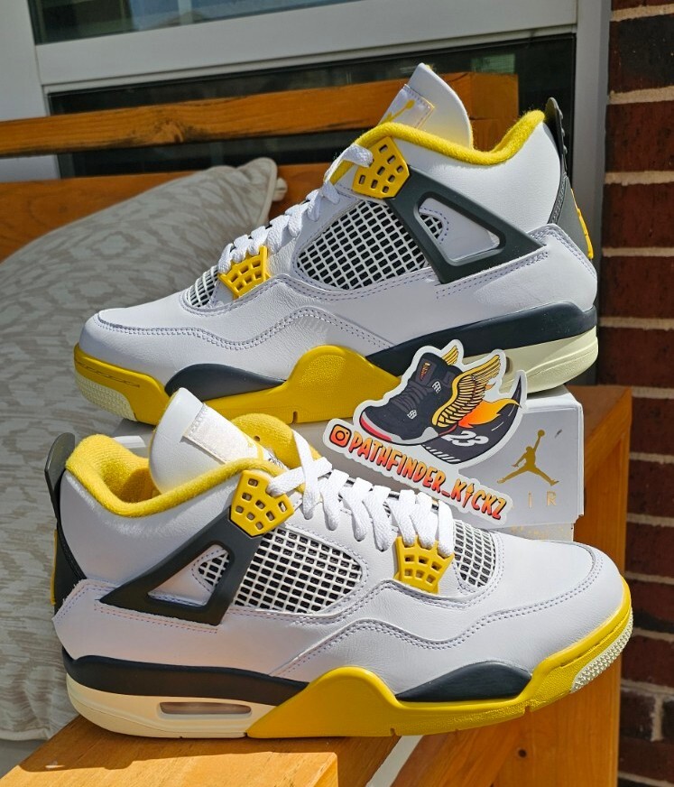 Size 10 - Wmns Air Jordan 4 Retro Vivid Sulfur W In-hand Size 10 - Wmns Air Jordan 4 Retro Vivid Sulfur W In-hand