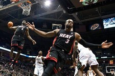 Lebron James & Dwyane Wade Alley Oop Miami He...