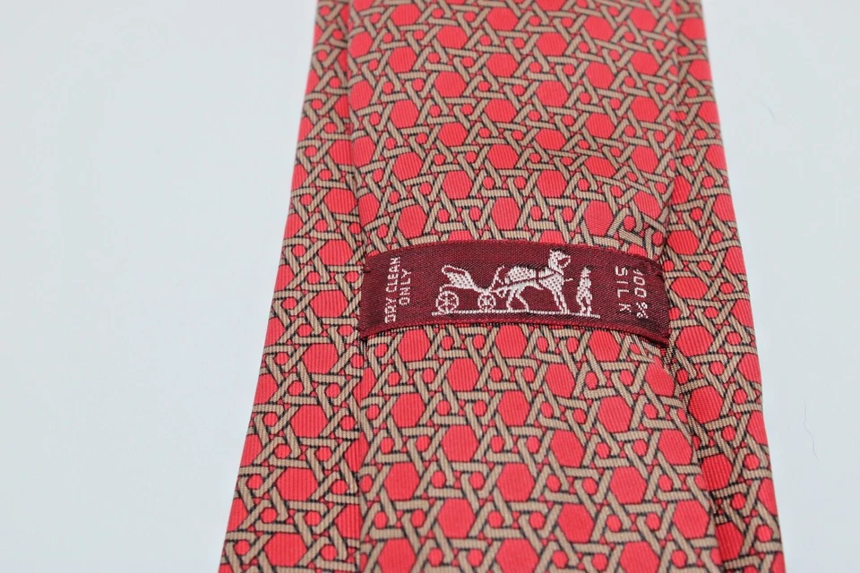 Hermes Paris 100% 真丝领带 7568 SA 联锁图案 - 3.5 英寸宽 - 56 英寸长 — 第 2/4 张图片