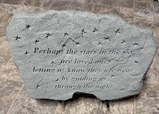 Piedra conmemorativa con recuerdo de pie