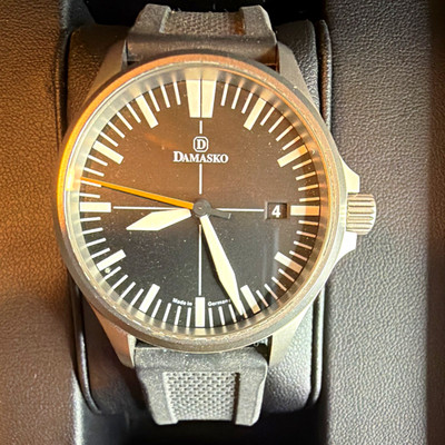 Damasko DS30.0656 Sport 200m 39mm Black Dial Date Sapphire Box Papers