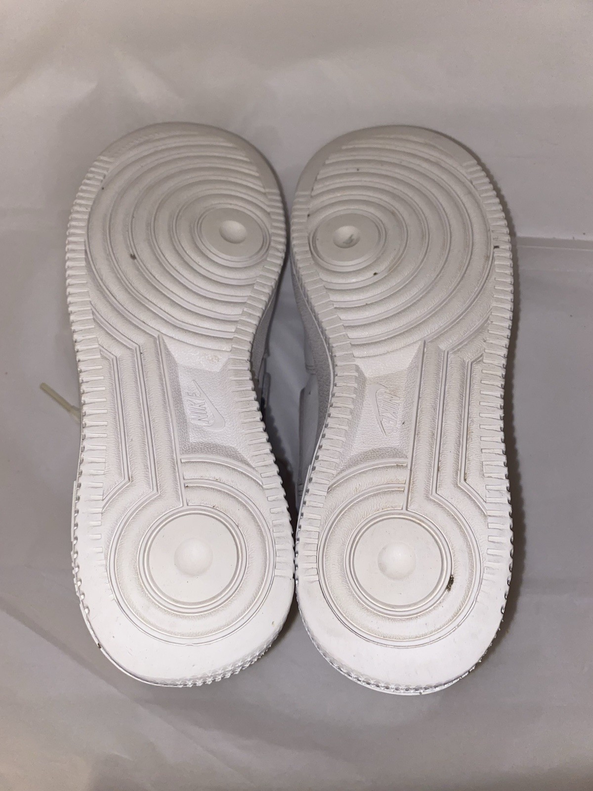 - Nike Air Force 1 LE Low Triple White Size 5 Y thumbnail 9