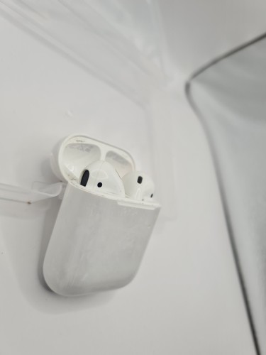 Genuine Apple AirPods(2nd generation) with Wireless Charging Case - Photo 2 sur 7