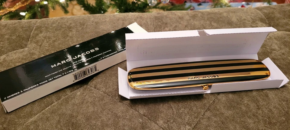 DISCONTINUED Marc Jacob's EYE-CONIC Eyeshadow Palette - Image 3 of 4