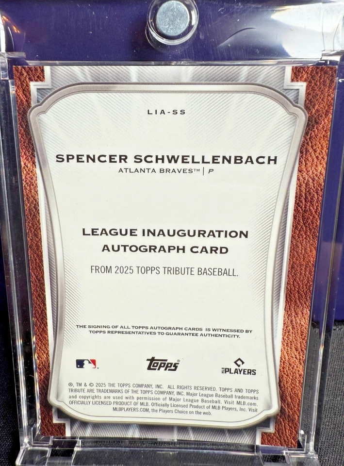 Tarjeta de radiocontrol Topps Tribute Spencer Schwelllenbach Rookie 2025 púrpura automático #39/50 Foto 2 de 2