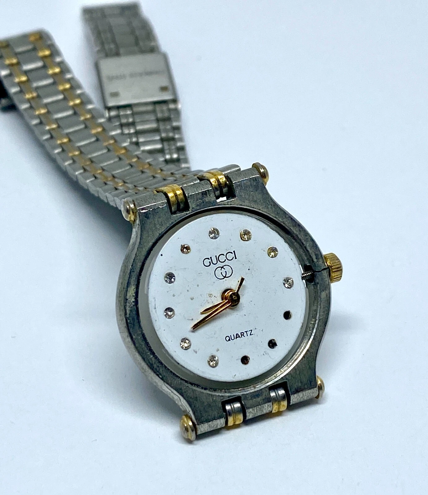 Montre Gucci femme vintage en acier inoxydable deux tons pour pièces seulement ne fonctionne pas
